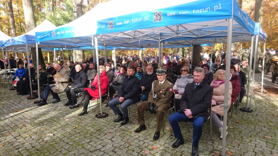 Mieszkańcy, w tym bliscy zamordowanych, harcerze i władze Torunia uczcili 82. rocznicę pierwszych straceń na Barbarce. Fot. Michał Zaręba