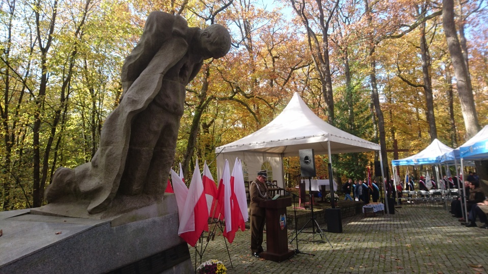 Mieszkańcy, w tym bliscy zamordowanych, harcerze i władze Torunia uczcili 82. rocznicę pierwszych straceń na Barbarce. Fot. Michał Zaręba