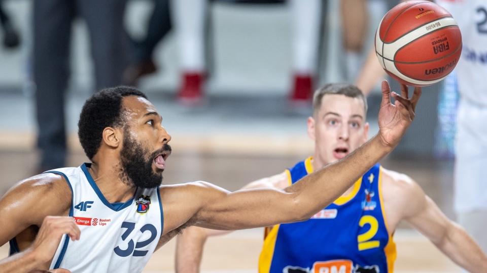 Zawodnik Twardych Pierników Toruń Trevor Thompson (L) i Trey Drechsel (P) z Arged BM Stalą Ostrów Wlkp. Fot. PAP/Tytus Żmijewski