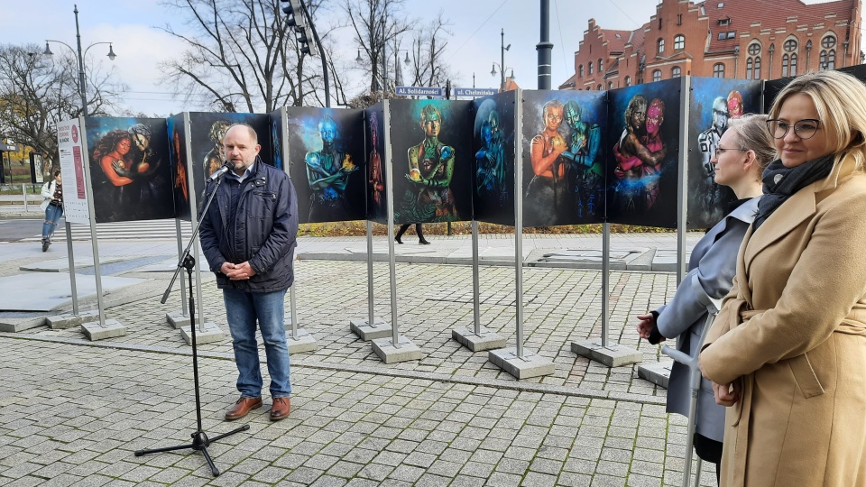 12 mieszkanek województwa kujawsko-pomorskiego zostało bohaterkami wystawy, którą można już oglądać przed Urzędem Marszałkowskim w Toruniu. „Siła KobieTy" pokazuje panie zmagające się z chorobą nowotworową./fot. Monika Kaczyńska