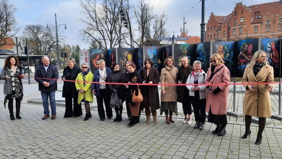 12 mieszkanek województwa kujawsko-pomorskiego zostało bohaterkami wystawy, którą można już oglądać przed Urzędem Marszałkowskim w Toruniu. „Siła KobieTy" pokazuje panie zmagające się z chorobą nowotworową./fot. Monika Kaczyńska