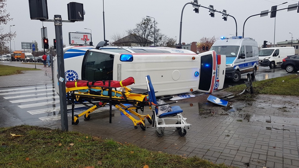 Zderzenie samochodu osobowego z ambulansem transportowym przy skrzyżowaniu ulic Kamiennej i Wyszyńskiego. Fot. Bydgoszcz998