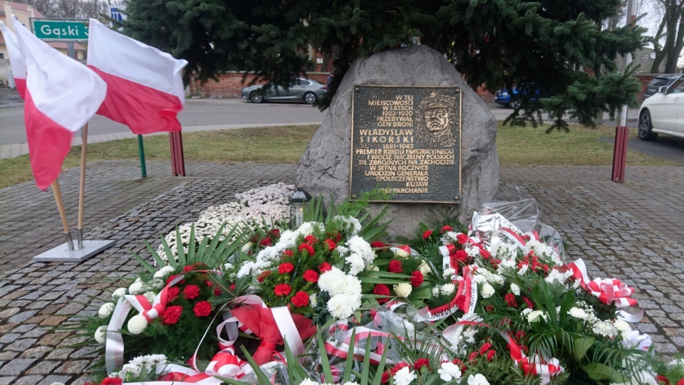 Kwiaty przed pomnikiem Władysława Sikorskiego. Fot. Michał Zaręba