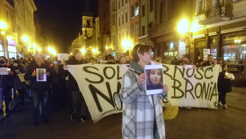 Manifestacja w Toruniu po śmierci 30-letniej kobiety z Pszczyny. Fot. Michał Zaręba