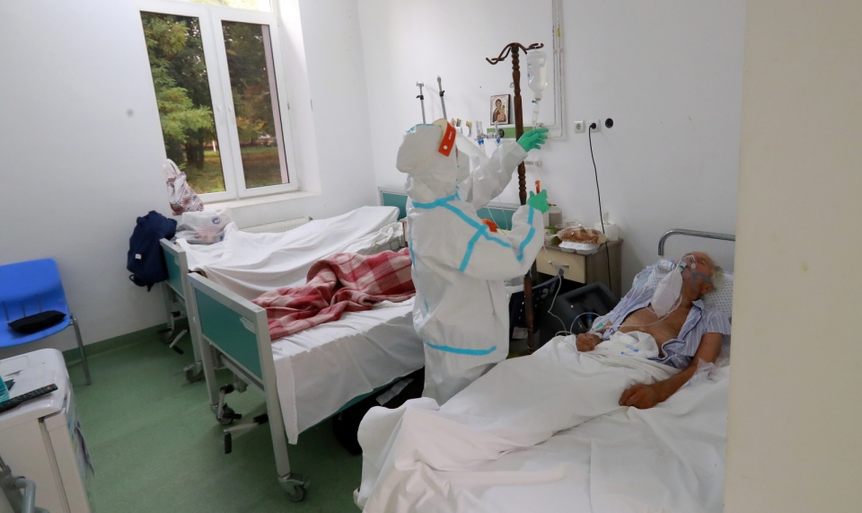 Badania potwierdziły 12 493 nowe przypadki zakażenia koronawirusem, najwięcej na Mazowszu i Lubelszczyźnie. Zmarły 24 osoby z COVID-19 – poinformowało w niedzielę Ministerstwo Zdrowia. Fot. PAP/EPA