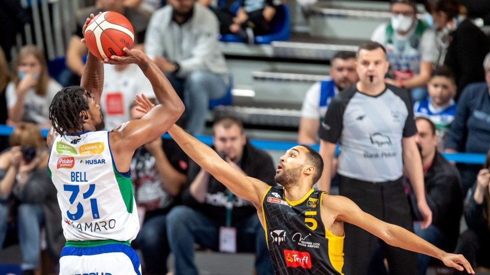 Koszykarz drużyny Anwil Włocławek James Bell i Yannick Franke z zespołu Trefl Sopot. Fot. PAP/Tytus Żmijewski