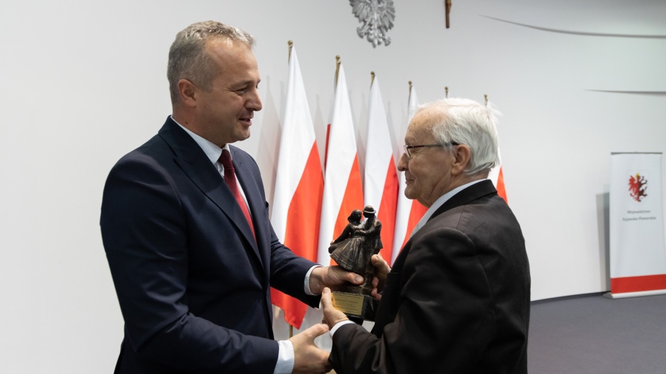 Nagrodą Wojewody Kujawsko-Pomorskiego wyróżniony został Aleksander Grzybek - Senior Domu Bydgoskiego Archikonfraterni Literackiej w Warszawie./fot. Urząd Wojewódzki Bydgoszcz