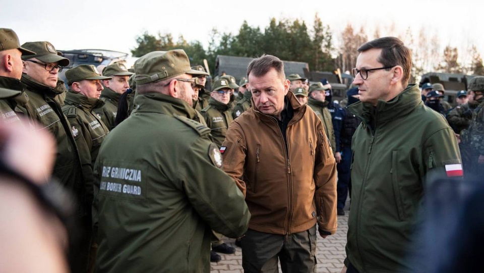 Premier Mateusz Morawiecki i minister Mariusz Błaszczak podczas spotkania ze Strażą Graniczną w Kuźnicy Białostockiej/fot. Facebook