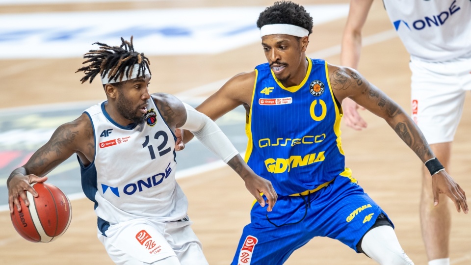 Zawodnik Twardych Pierników Toruń Jahenns Manigat i Anthony Durham II z Asseco Arki Gdynia podczas zaległego meczu 3. kolejki Energa Basket Ligi. Fot. PAP/Tytus Żmijewski