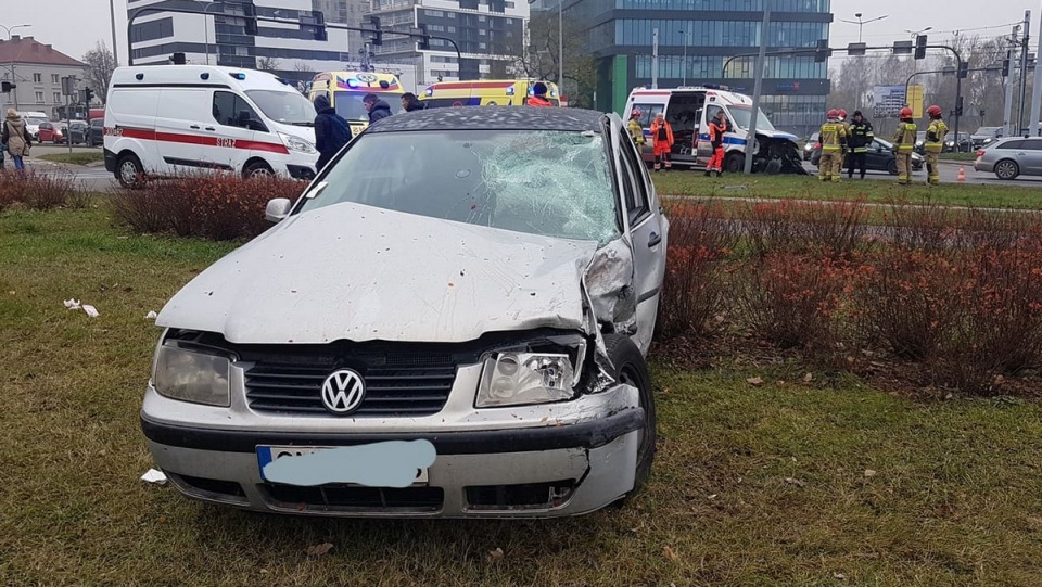 Zderzenie ambulansu z samochodem osobowym na rondzie Fordońskim w Bydgoszczy/fot. Bydgoszcz 998