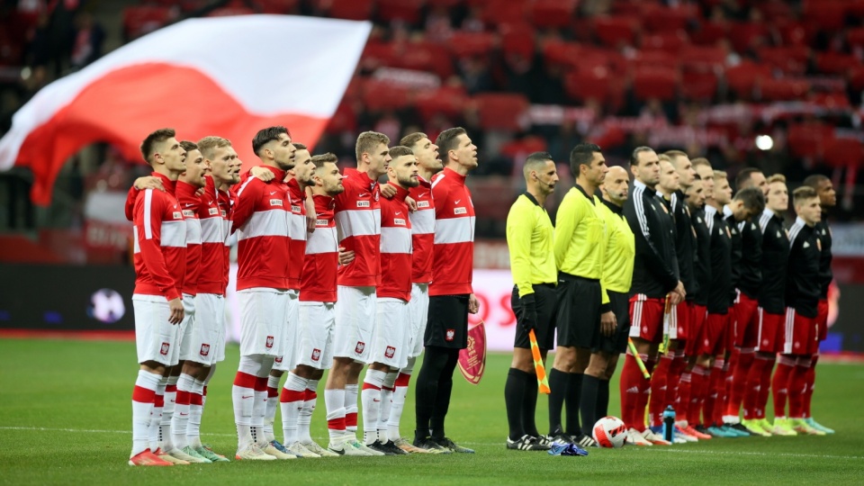 Piłkarze reprezentacji Polski i Węgier w trakcie śpiewania hymnów narodowych przed meczem eliminacyjnym grupy I mistrzostw świata. Fot. PAP/Leszek Szymański