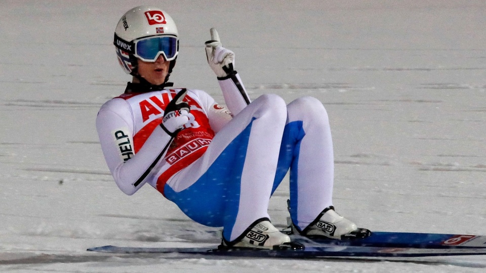 Halvor Egner Granerud zwyciężył w konkursie Pucharu Świata w skokach narciarskich w rosyjskim Niżnym Tagile. Fot. EPA/YURI KOCHETKOV Dostawca: PAP/EPA.