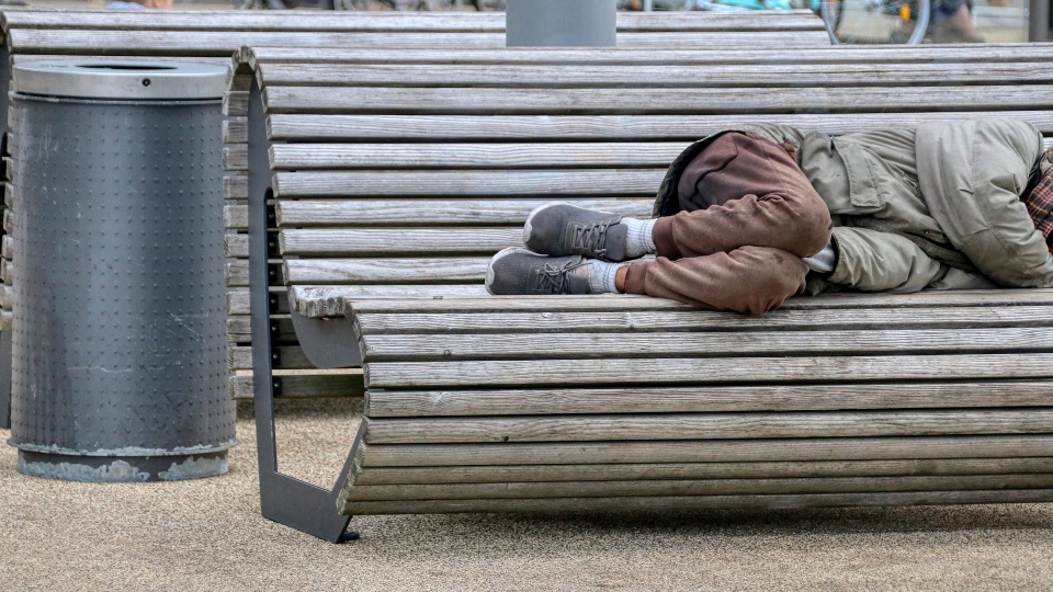 - Obecnie każdy, kto chce wyjść z kryzysu bezdomności, może to zrobić. Problemem jest tylko to, żeby ten ktoś chciał. Niektórym już udało się pomóc - podkreśla Renata Dębińska, dyrektor MOPS w Bydgoszczy. /fot. Pixabay