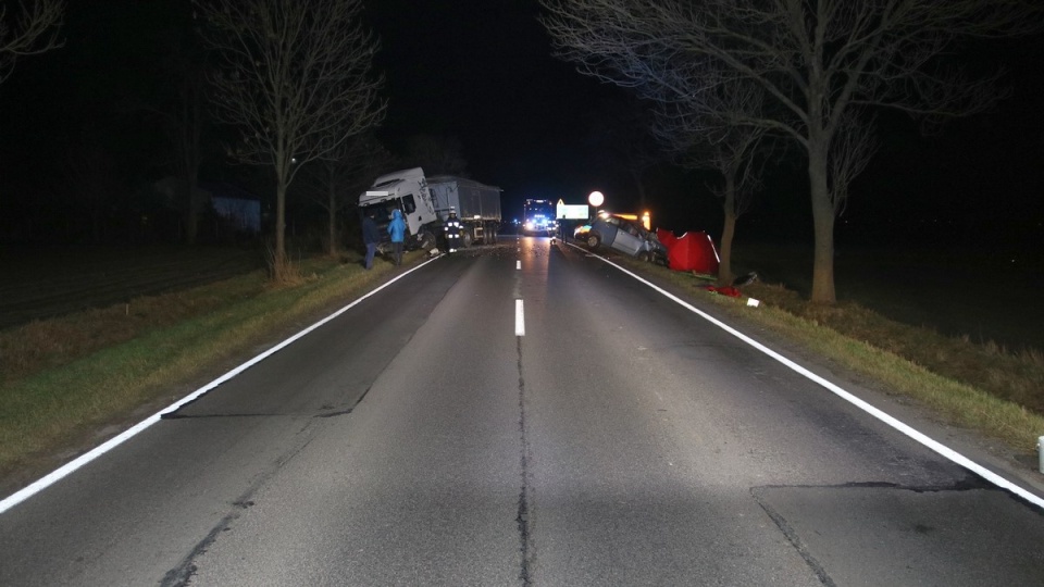 Czołowe zderzenie auta osobowego z ciężarówką zakończyło się śmiercią 73-latka./fot. KPP Radziejów