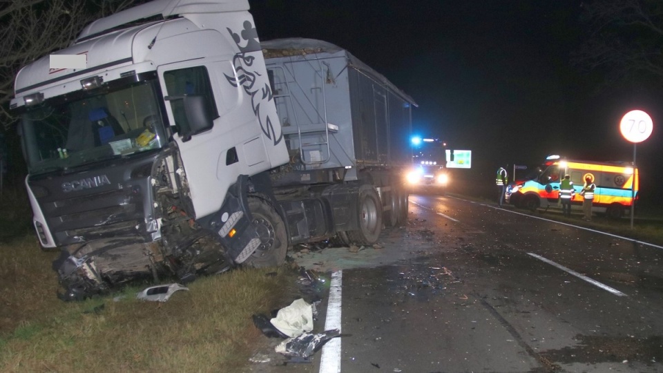 Czołowe zderzenie auta osobowego z ciężarówką zakończyło się śmiercią 73-latka./fot. KPP Radziejów