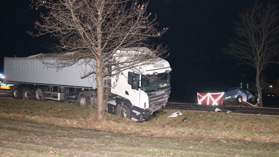 Czołowe zderzenie auta osobowego z ciężarówką zakończyło się śmiercią 73-latka./fot. KPP Radziejów