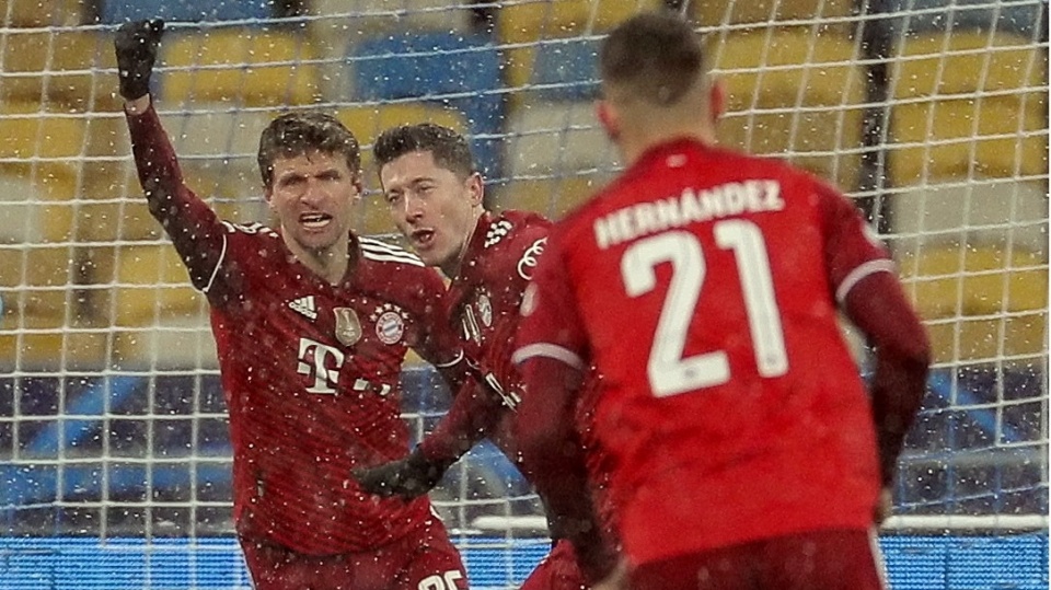 Robert Lewandowski cieszy się z bramki strzelonej w meczu Bayernu Monachium z Dynamem Kijów w Lidze Mistrzów. EPA/OLEG PETRASYUK Dostawca: PAP/EPA