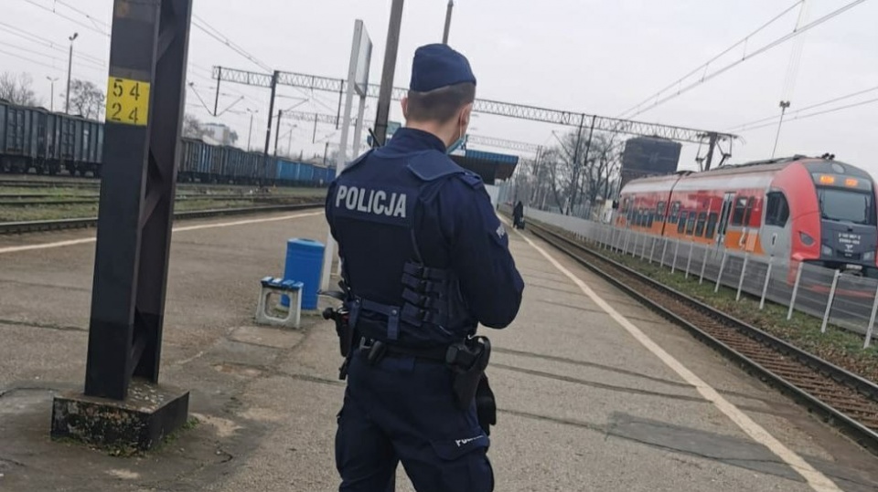 Policjantów z bydgoskiego Śródmieścia można było spotkać w pociągach i na dworcu PKP/fot. nadesłane