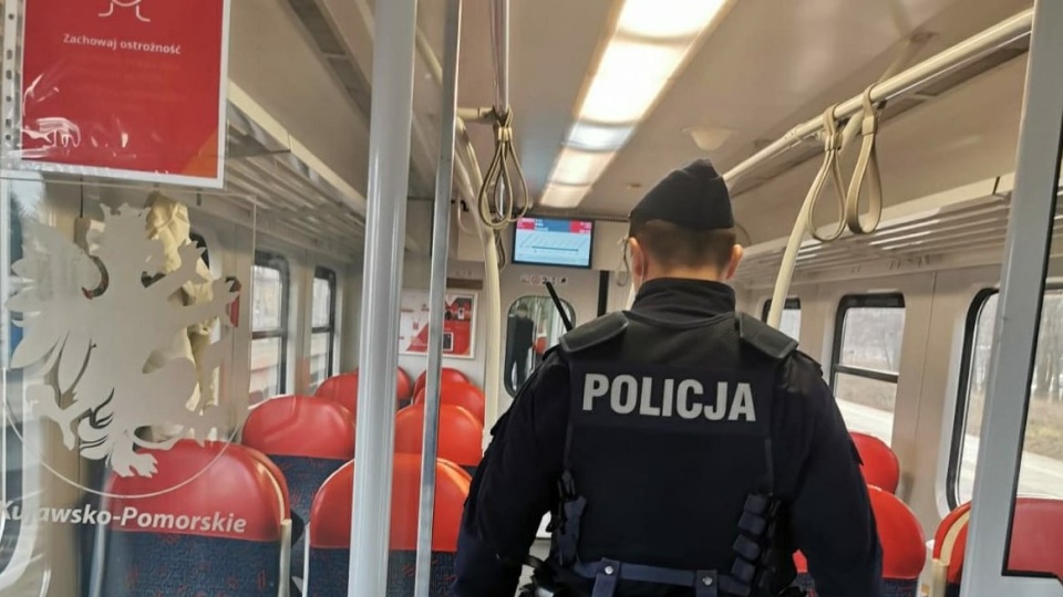 Policjantów z bydgoskiego Śródmieścia można było spotkać w pociągach i na dworcu PKP/fot. nadesłane