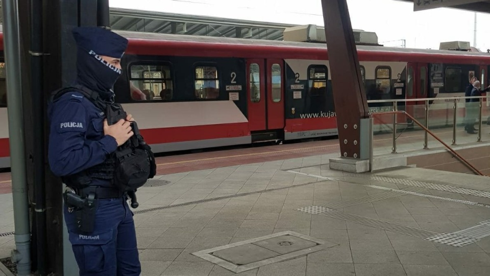 Policjantów z bydgoskiego Śródmieścia można było spotkać w pociągach i na dworcu PKP/fot. nadesłane