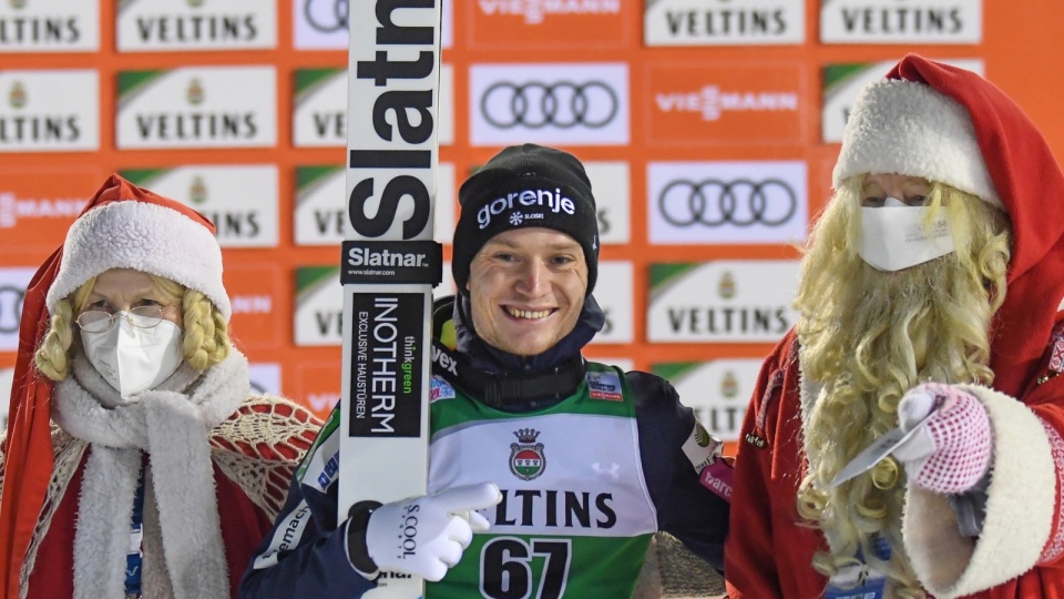 Anze Lanisek wygrał konkurs Pucharu Świata w skokach narciarskich w Ruce. EPA/KIMMO BRANDT Dostawca: PAP/EPA.