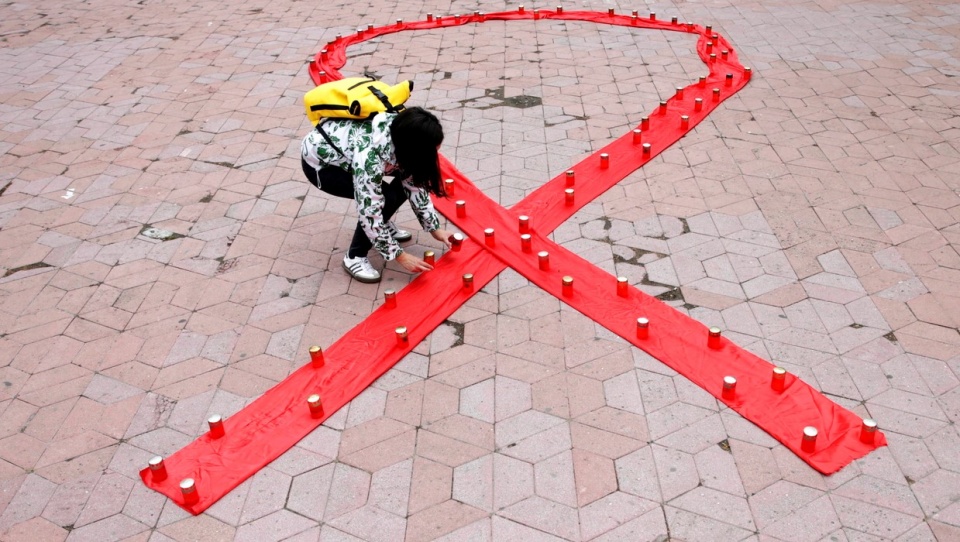 Symbolem Światowego Dnia AIDS jest czerwona wstążeczka./fot. PAP/EPA/Andrej Cukic