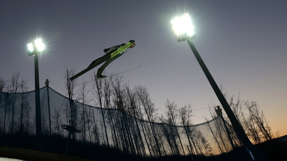 Aleksander Zniszczoł podczas serii treningowej przed zawodami Pucharu Świata w skokach narciarskich. Fot. PAP/Grzegorz Momot