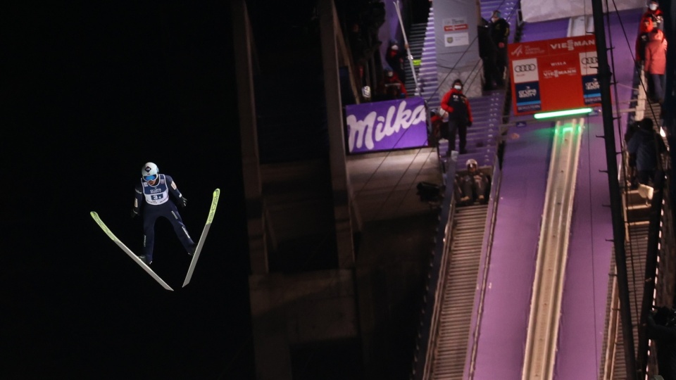Kamil Stoch podczas konkursu dryżynowego zawodów Pucharu Świata w skokach narciarskich w Wiśle. Fot. PAP/Grzegorz Momot