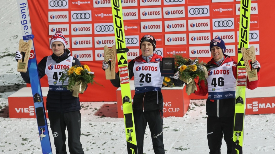 Skoczkowie pozują do zdjęcia podczas dekoracji. Austriak Jan Hoerl wygrał zawody Pucharu Świata w skokach narciarskich, w Wiśle. Drugie miejsce zajął Norweg Marius Lindvik, a trzecie Austriak Stefan Kraft. Fot. PAP/Grzegorz Momot