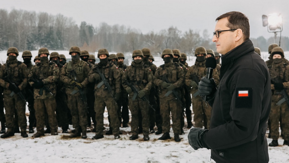 Premier w poniedziałek wziął udział w odprawie z przedstawicielami służb mundurowych i spotkał się z funkcjonariuszami, którzy pełnią służbę na polsko-białoruskiej granicy/fot. Facebook