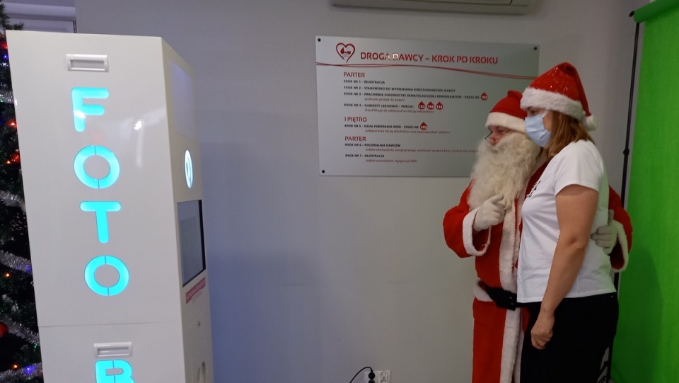 Bydgoskie Centrum Krwiodawstwa odwiedził Święty Mikołaj. Krwiodawcy mogli sobie zrobić z nim zdjęcie w fotobudce/fot. Agata Raczek