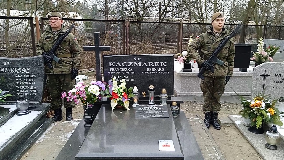 „Tabliczką Żołnierz Armii Krajowej” oznaczono grób Bernarda Kaczmarka spoczywającego na bydgoskich Bielawkach. Fot. JW
