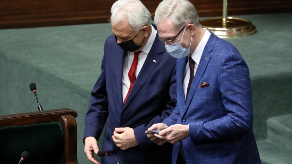 Wiceminister zdrowia Waldemar Kraska (z lewej) i poseł PiS Tomasz Latos na sali obrad Sejmu w Warszawie. Fot. PAP/Tomasz Gzell