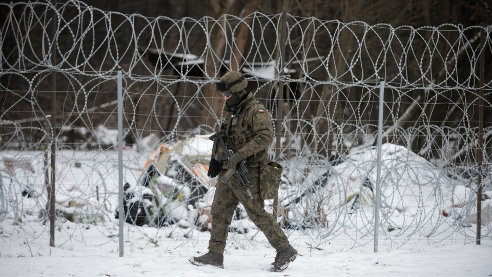 Opuszczone obozowisko migrantów po białoruskiej stronie granicy widoczne z obszaru objętego zakazem przebywania w strefie przygranicznej w okolicy miejscowości Usnarz Górny. Fot. PAP/Marcin Obara