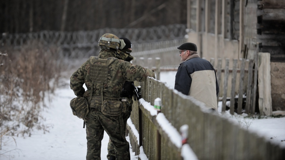 Patrol Straży Granicznej i wojska na obszarze objętym zakazem przebywania w strefie przygranicznej w miejscowości Minkowce. Fot. PAP/Marcin Obara