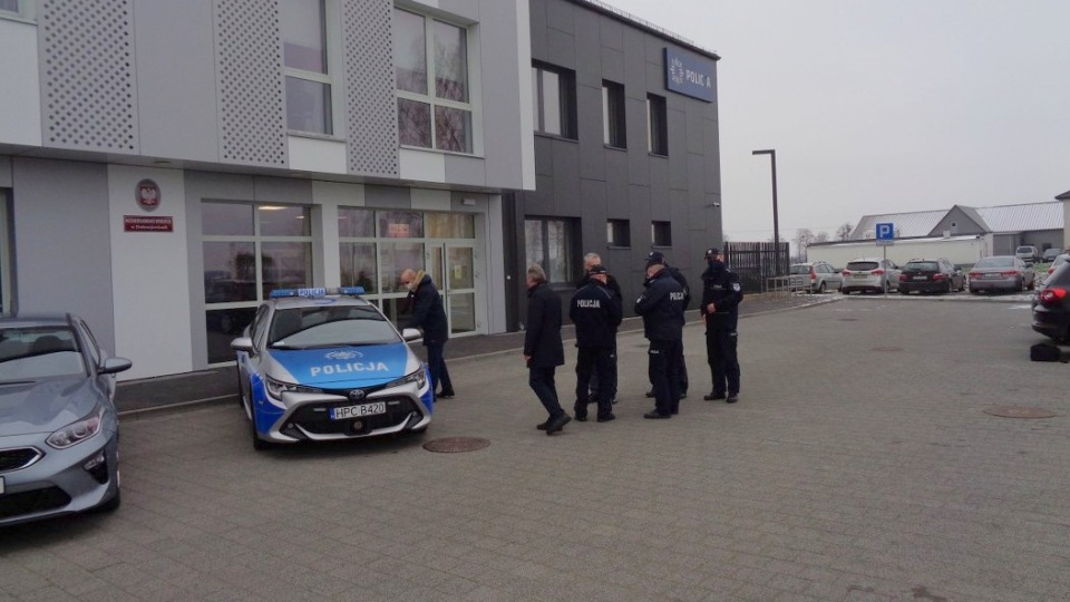 abor komisariatu policji w Dobrzejewicach wzbogacił się o nieoznakowaną kie ceed oraz toyotę corollę/fot. materiały policji