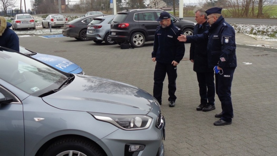 abor komisariatu policji w Dobrzejewicach wzbogacił się o nieoznakowaną kie ceed oraz toyotę corollę/fot. materiały policji