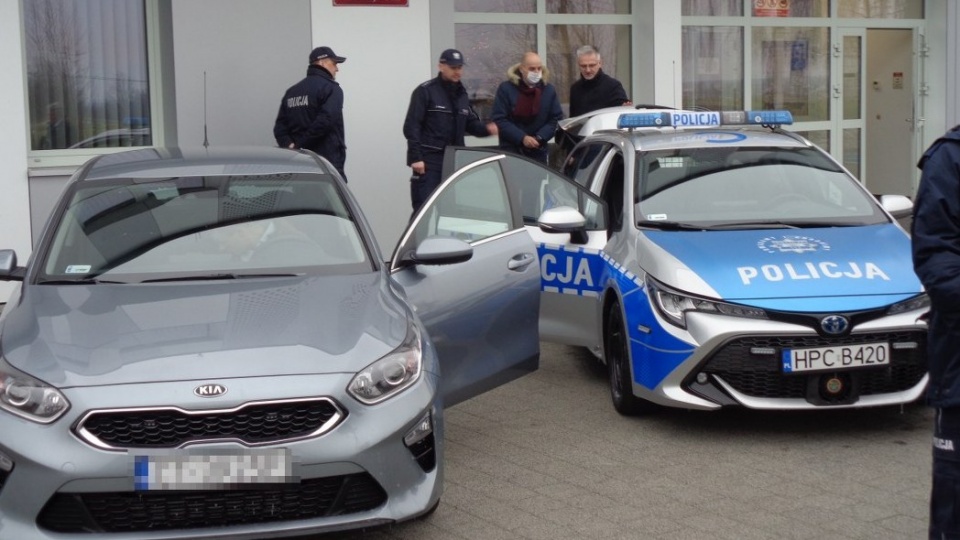 abor komisariatu policji w Dobrzejewicach wzbogacił się o nieoznakowaną kie ceed oraz toyotę corollę/fot. materiały policji