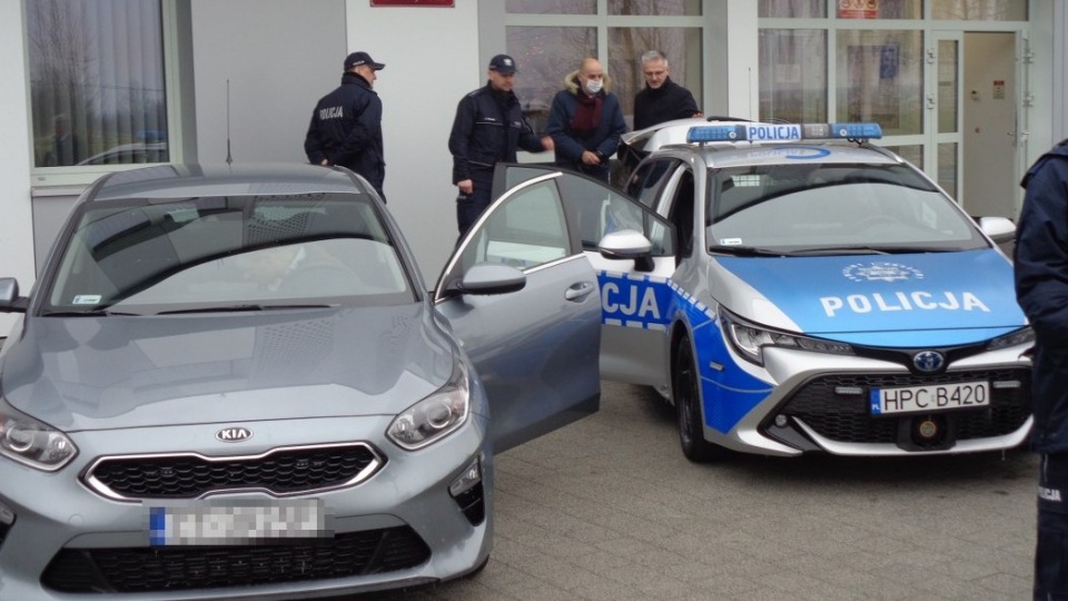 abor komisariatu policji w Dobrzejewicach wzbogacił się o nieoznakowaną kie ceed oraz toyotę corollę/fot. materiały policji