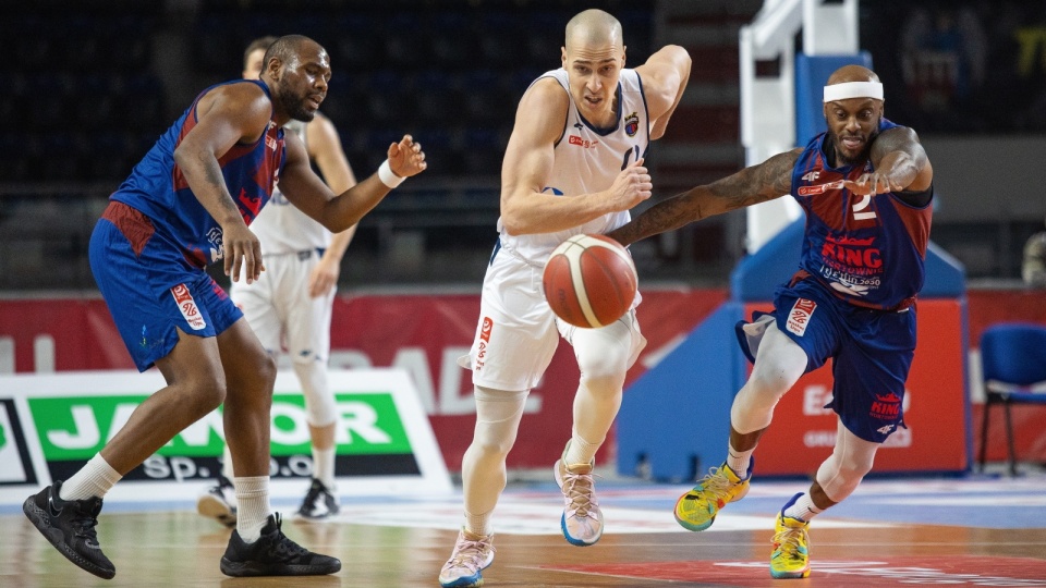 Koszykarz Twardych Pierników Toruń Michal Kołodziej oraz Stacy Davis i Jay Threatt z Kinga Szczecin. Fot. PAP/Tytus Żmijewski