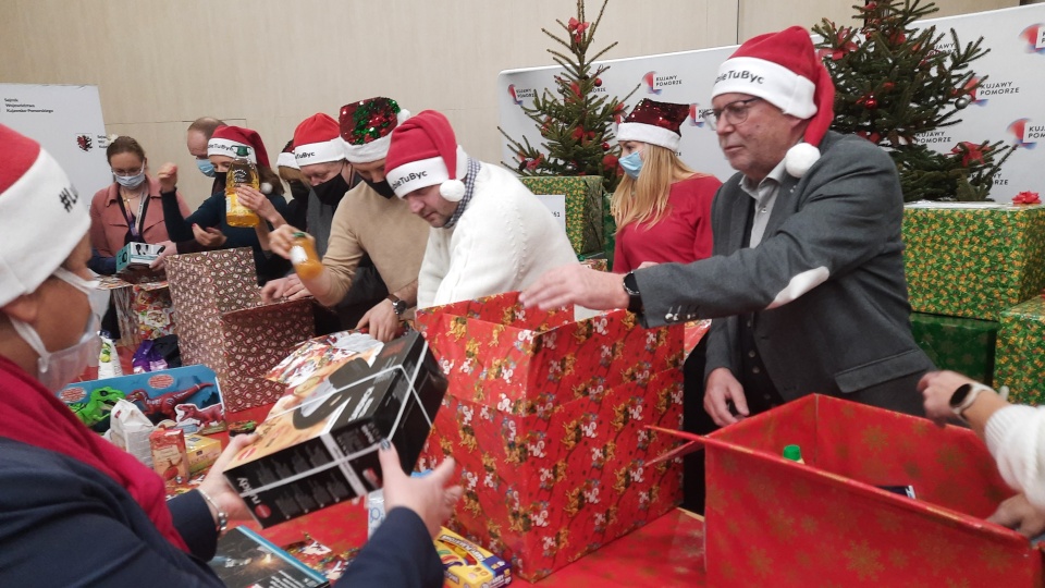 Pakowanie darów dla podopiecznych „Szlachetnej Paczki" w Urzędzie Marszałkowskim w Toruniu./fot. Monika Kaczyńska