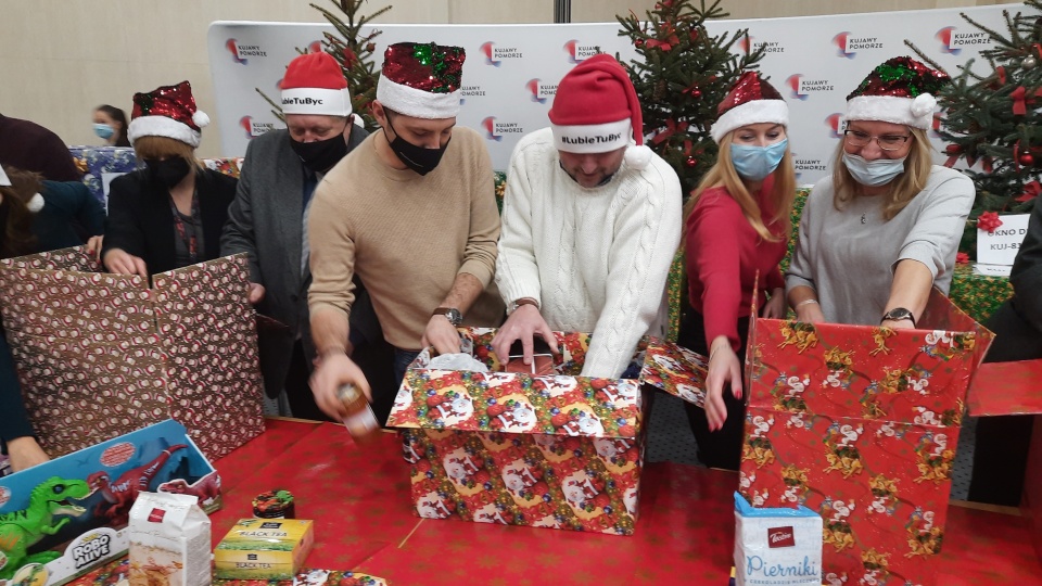 Pakowanie darów dla podopiecznych „Szlachetnej Paczki" w Urzędzie Marszałkowskim w Toruniu./fot. Monika Kaczyńska