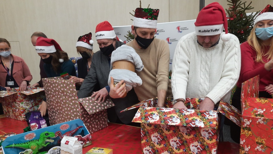 Pakowanie darów dla podopiecznych „Szlachetnej Paczki" w Urzędzie Marszałkowskim w Toruniu./fot. Monika Kaczyńska