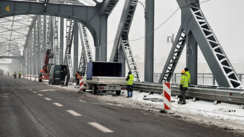 Elektrycy w sobotę w pierwszej kolejności zamontowali uchwyty, a potem rozpoczęli montaż opraw/fot. nadesłane