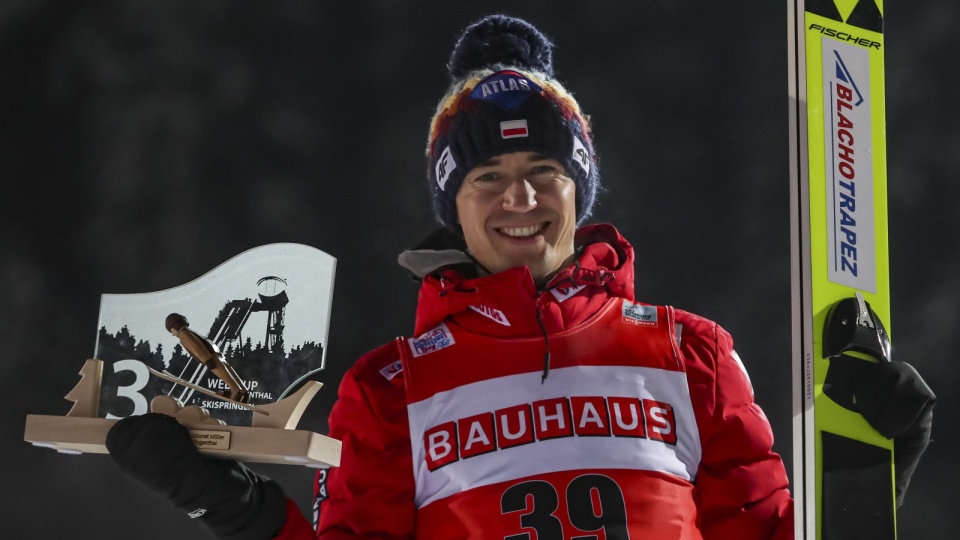 Kamil Stoch wczoraj był trzeci w pierwszym konkursie indywidualnym w Klingenthal. W niedziele nie wystartuje z powodów zdrowotnych. Fot. EPA/MARTIN DIVISEK Dostawca: PAP/EPA