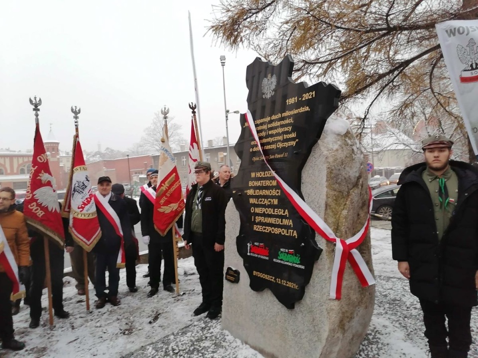 W niedzielę przy kościele ojców Jezuitów w Bydgoszczy odsłonięty został pomnik ,,W hołdzie Bohaterom Solidarności Robotniczej i Rolniczej"/fot. Monika Siwak