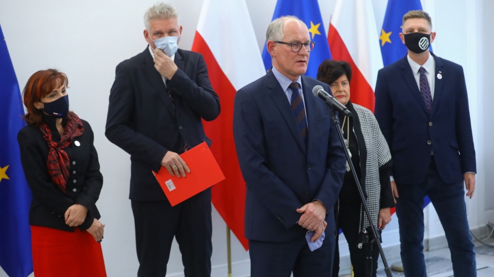 Od lewej: wicemarszałek Senatu Gabriela Morawska-Stanecka, senator Wojciech Konieczny oraz posłowie Robert Kwiatkowski, Joanna Senyszyn i Andrzej Rozenek podczas konferencji prasowej. Fot. PAP/Rafał Guz