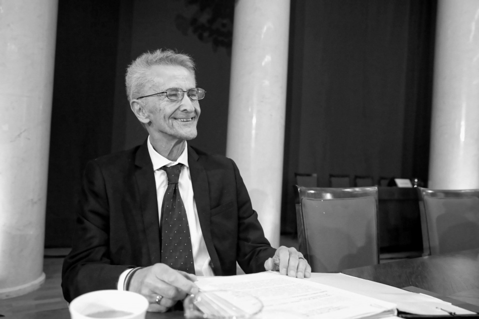 Tadeusz Ross na zdjęciu z 2018 r. podczas sesji Rady m.st. Warszawy. Fot. PAP/Tomasz Gzell