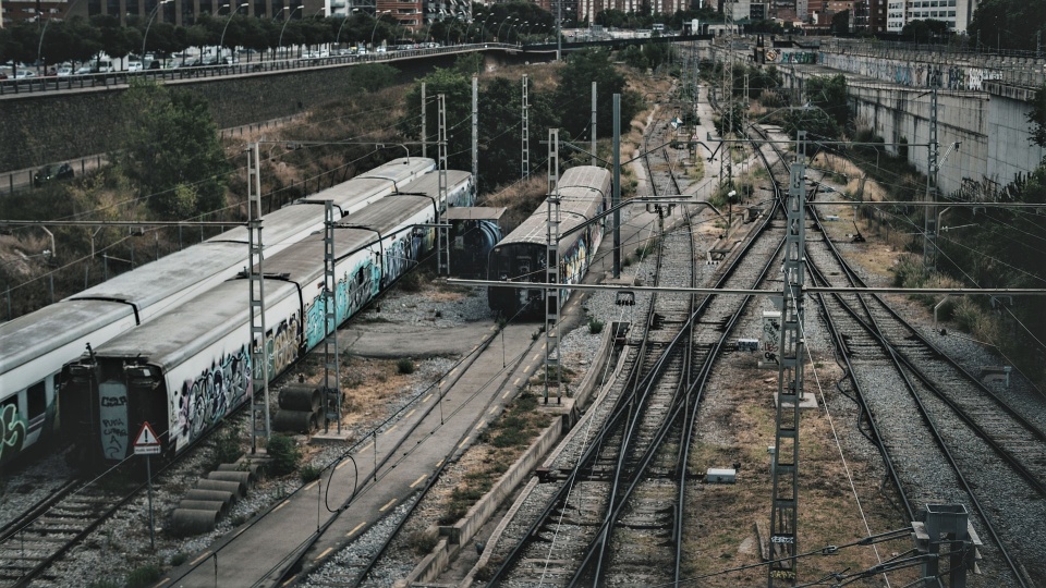 Tragedia na bocznicy kolejowej. Nastolatek wszedł na lokomotywę. Przypadkiem złapał za przewód trakcji elektrycznej i zginął porażony prądem./fot. Pixabay