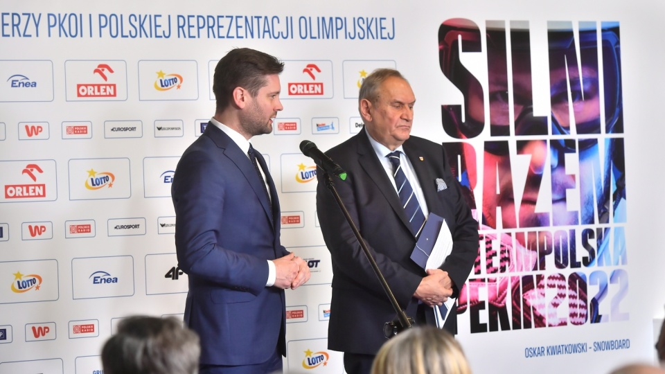 Minister Sportu i Turystyki Kamil Bortniczuk i prezes PKOl Andrzej Kraśnicki podczas konferencji prasowej "50 dni do XXIV Zimowych Igrzysk Olimpijskich Pekin 2022" zorganizowanej w Centrum Olimpijskim w Warszawie. Fot. PAP/Andrzej Lange